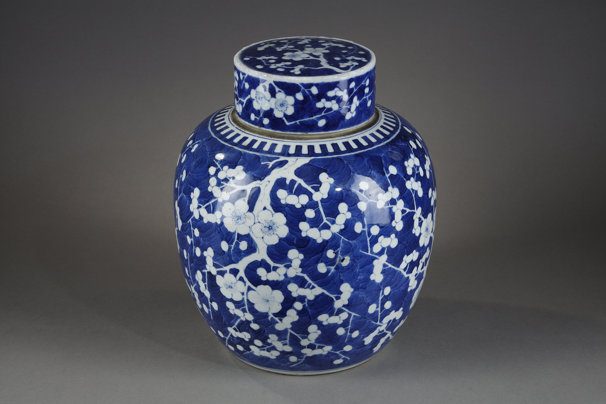 porcelain ginger pot "blue white" with prunus branch decor on a background called "cracked ice" 
China Kangxi period 1662/1722